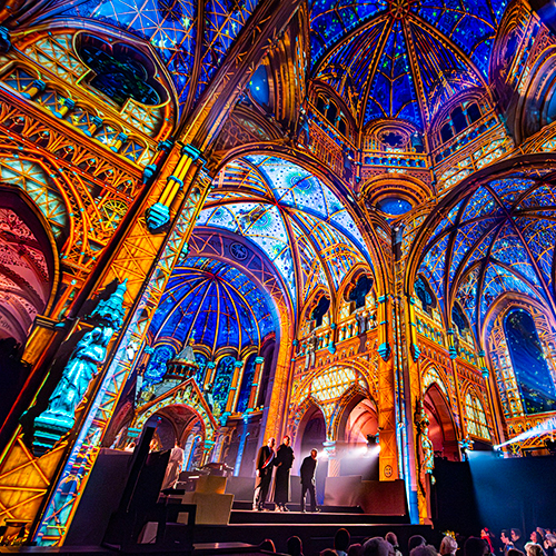 Lichtprojektion und Live-Performance im Theater.