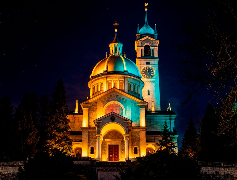 Kirche Enge in Zürich – Veranstaltungsort der immersiven Ton- und Lichtshow „Die vergessene Legende“